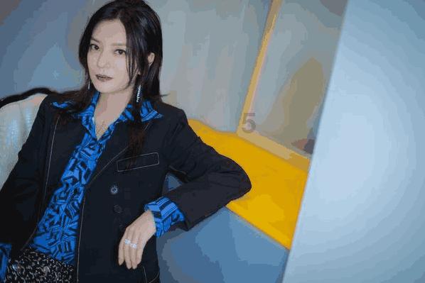 黄晓明被妈妈探班，共享家乡美食，幸福感爆棚