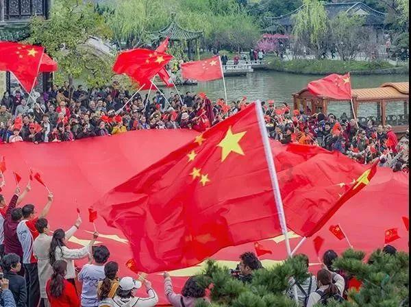 大学生爬火车拍照被电伤进ICU!南京站回应
