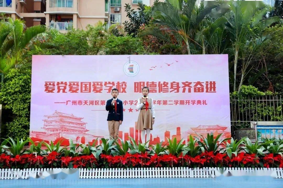 还是章子怡厉害,裙子上竟停了一只蝴蝶,莫不是香妃本人?