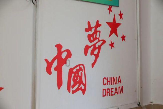 那些在网上疯狂给女主播刷礼物的人，什么心理，有钱没地方花了吗？