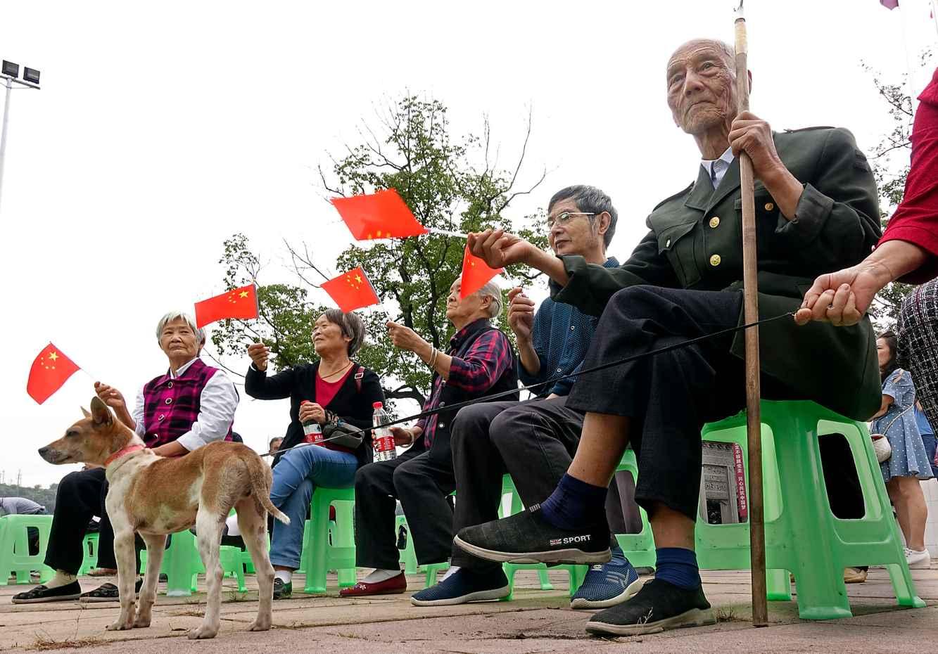 指甲上有白点和竖纹是什么原因游戏画面