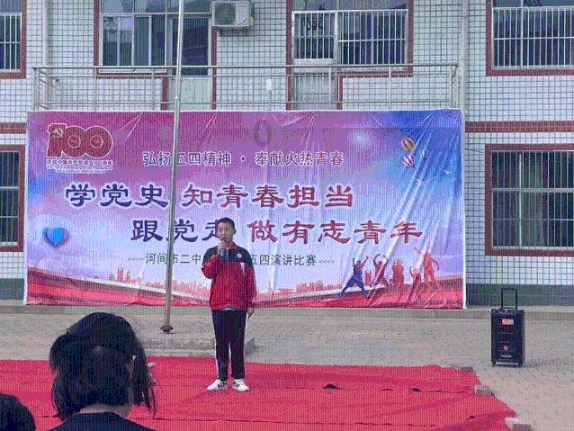 半挂车服务区内自燃 厨师长拎灭火器救火