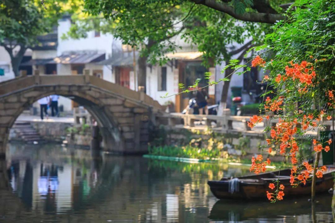 黑色吊带搭配牛仔裤，时尚又潮流，这样的风格你会喜欢吗？游戏画面
