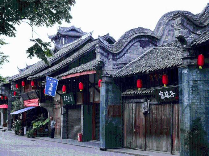 无牌农用三轮掉头未让直行酿事故
