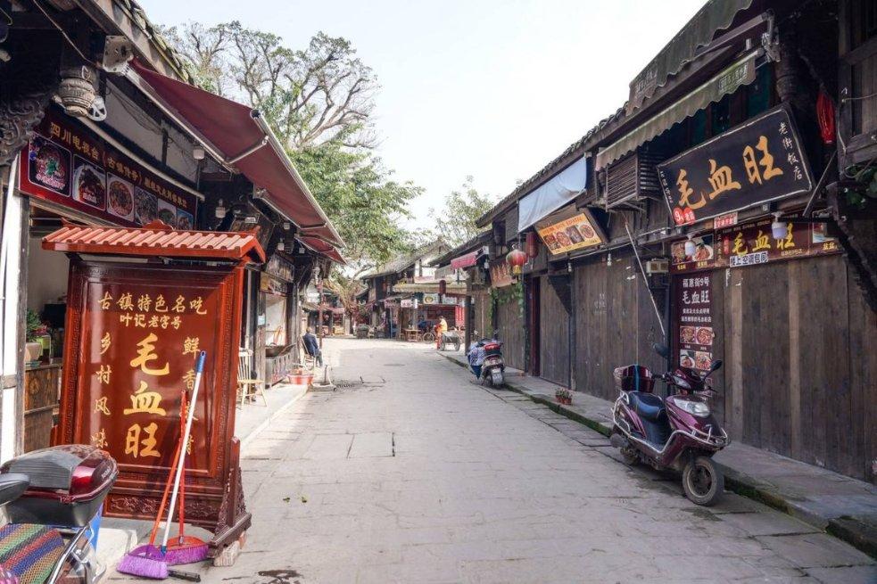房县图书馆开展“新书赶大集”流动图书车送书下乡活动